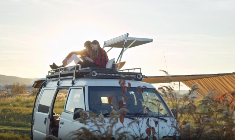 Van à panneaux solaires choisissant la source d'alimentation